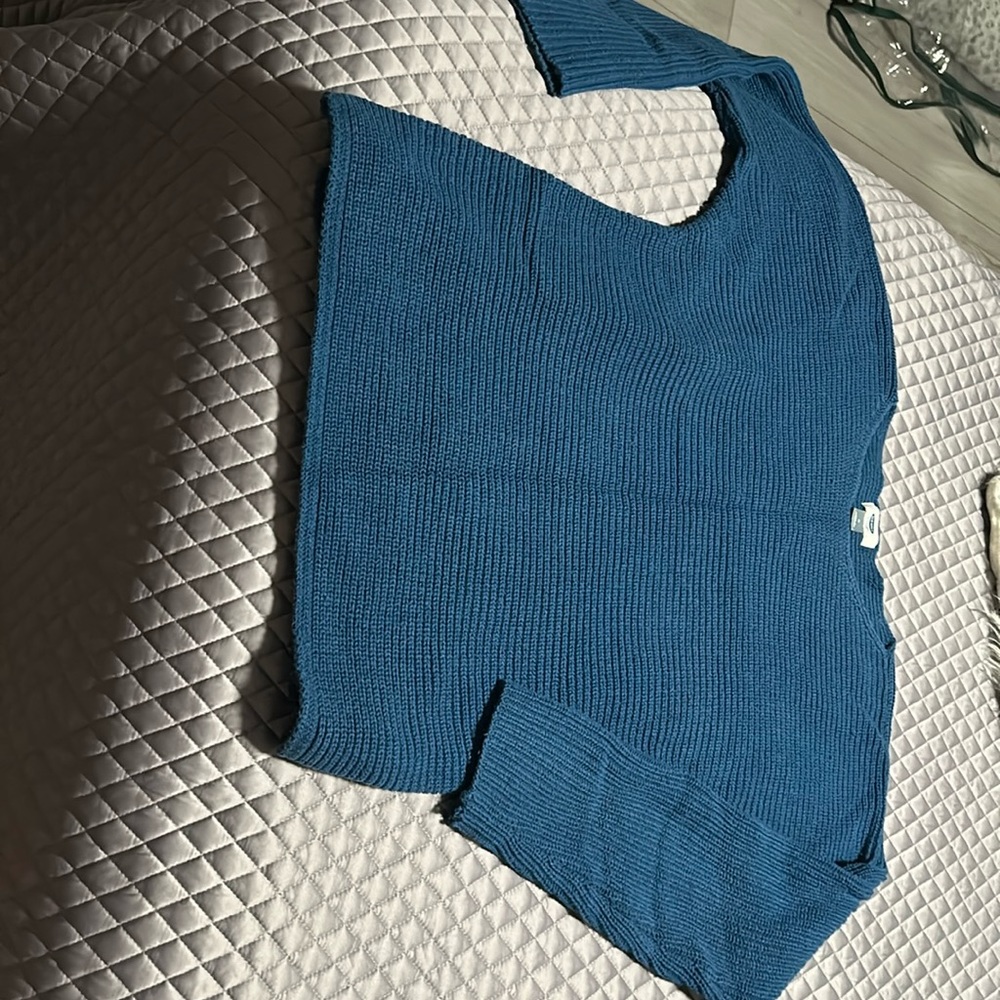 Super comfy and cozy sweater!  I’ve out grown it sadly😒.